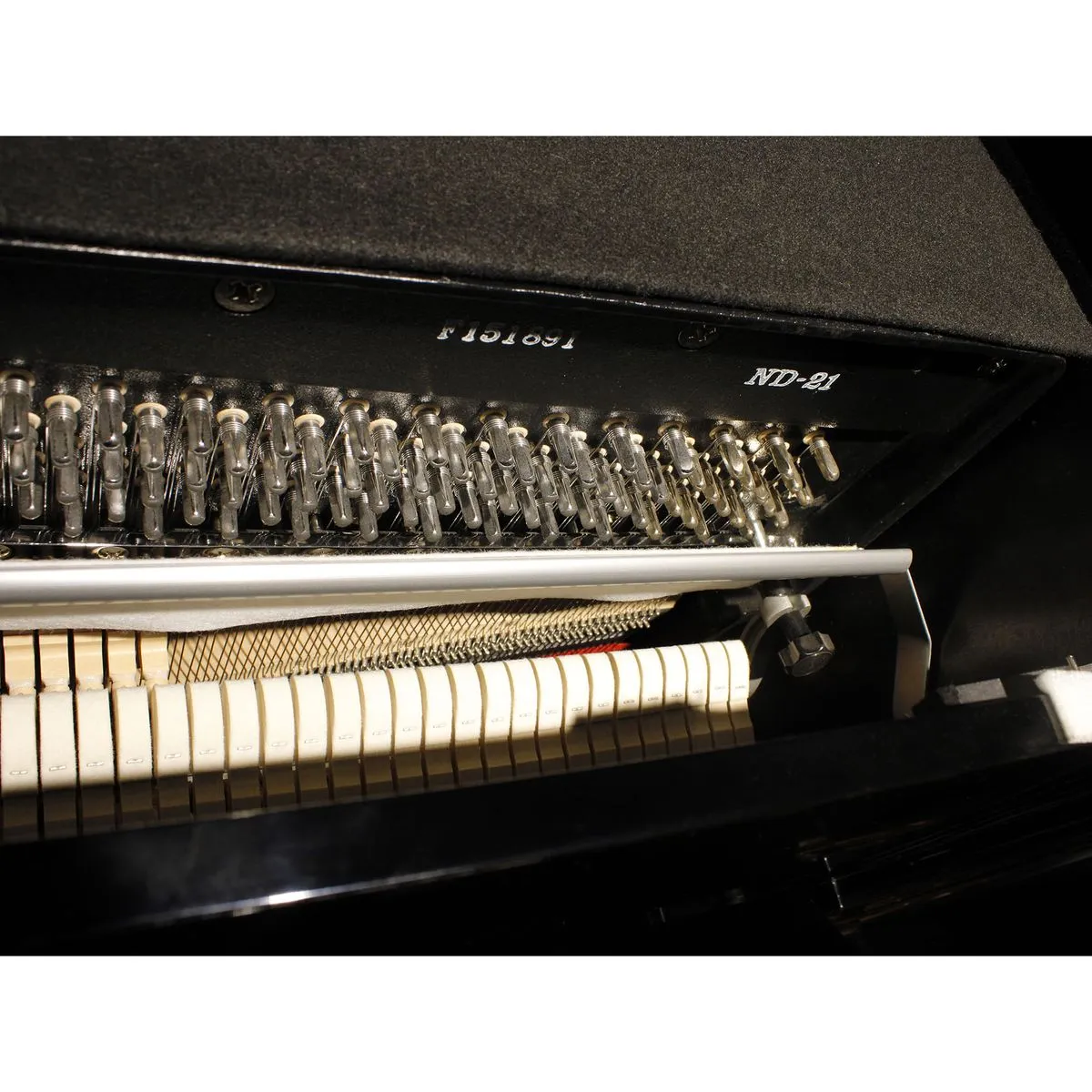 Piano Vertical ND-21 Ebony Polish Kawai (incluye sillín)